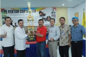 Rektor Uniku berfoto bersama usai penutupan Pencak Silat Rektor Cup II. 